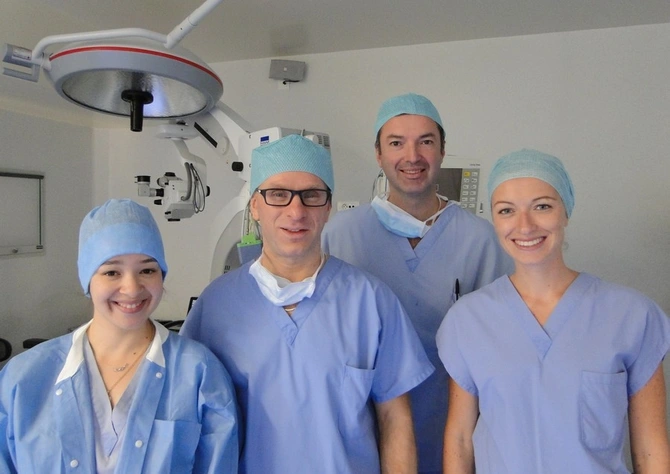 Dr Hervé CHENAL et son équipe en milieu chirurgical Dr Hervé CHENAL et son équipe en milieu chirurgical